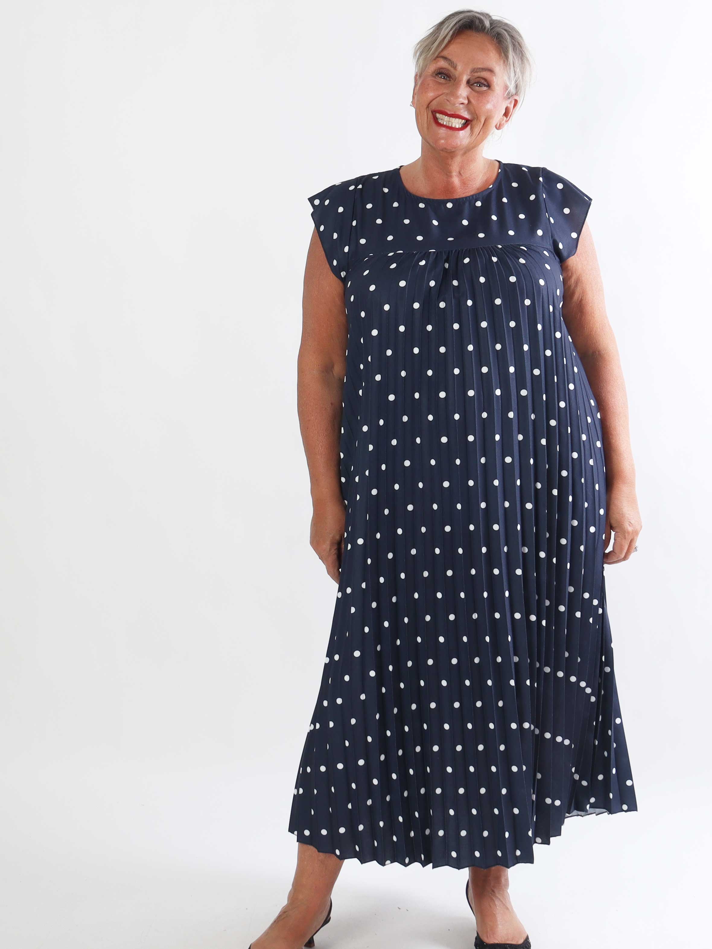 Nancy Dot - Lang plisseret plus size kjole med prikker og lommer